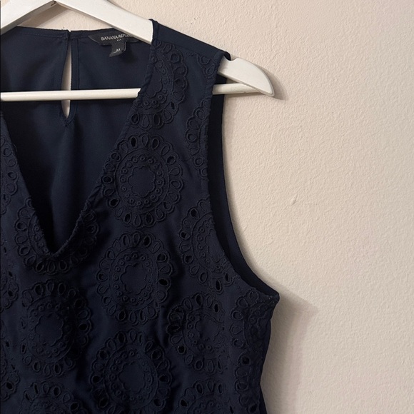 Banana Republic Dark Blue Eyelet Sleeveless Blouse - Picture 4 of 6